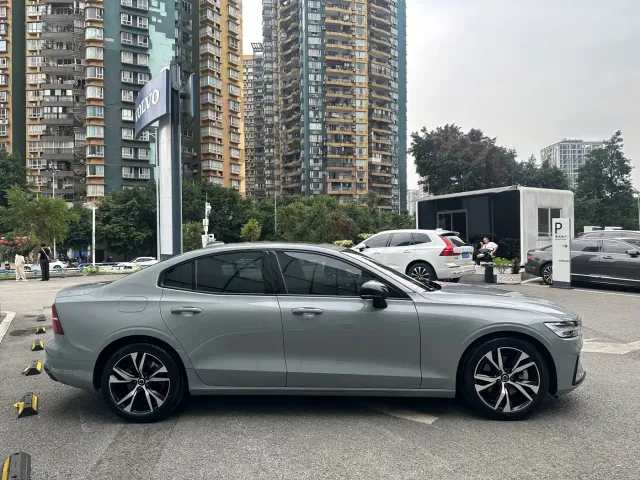 Volvo S60 — Фото автомобиля 4