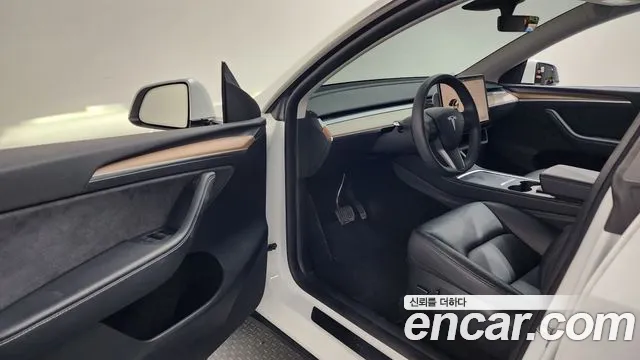 Tesla Model Y — Фото автомобиля 15