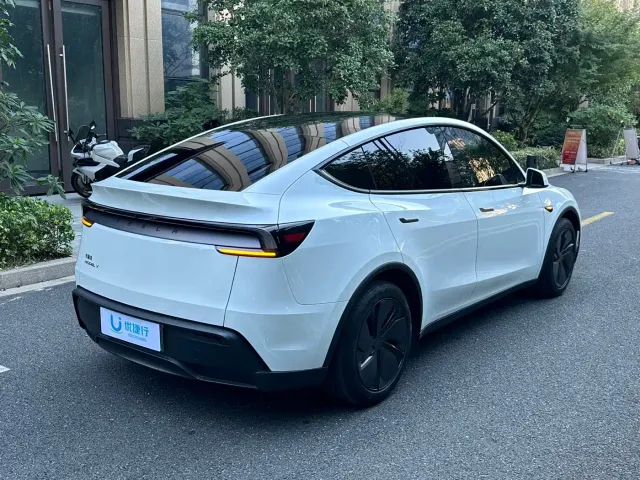 Tesla Model Y — Фото автомобиля 4