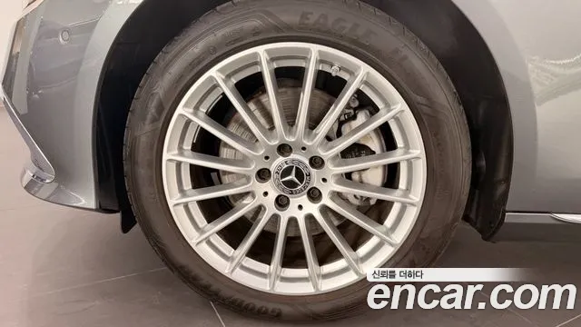 Mercedes-Benz E-Class — Фото автомобиля 5