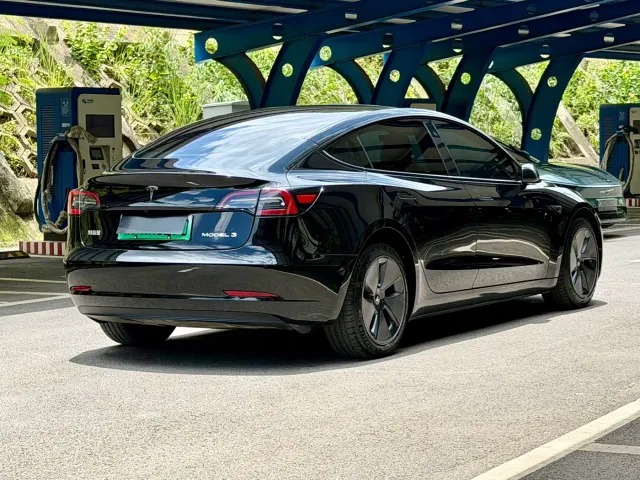 Tesla Model 3 — Фото автомобиля 4