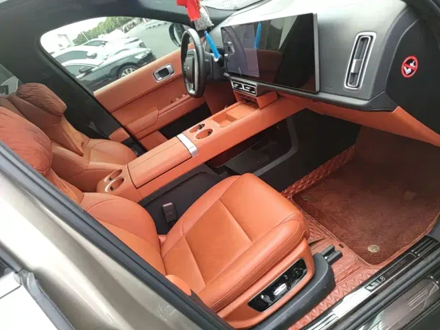 Li Auto L8 — Фото автомобиля 24