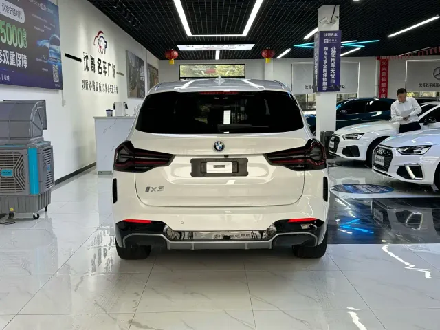 BMW iX3 — Фото автомобиля 8