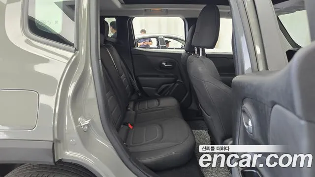 Jeep Renegade — Фото автомобиля 11