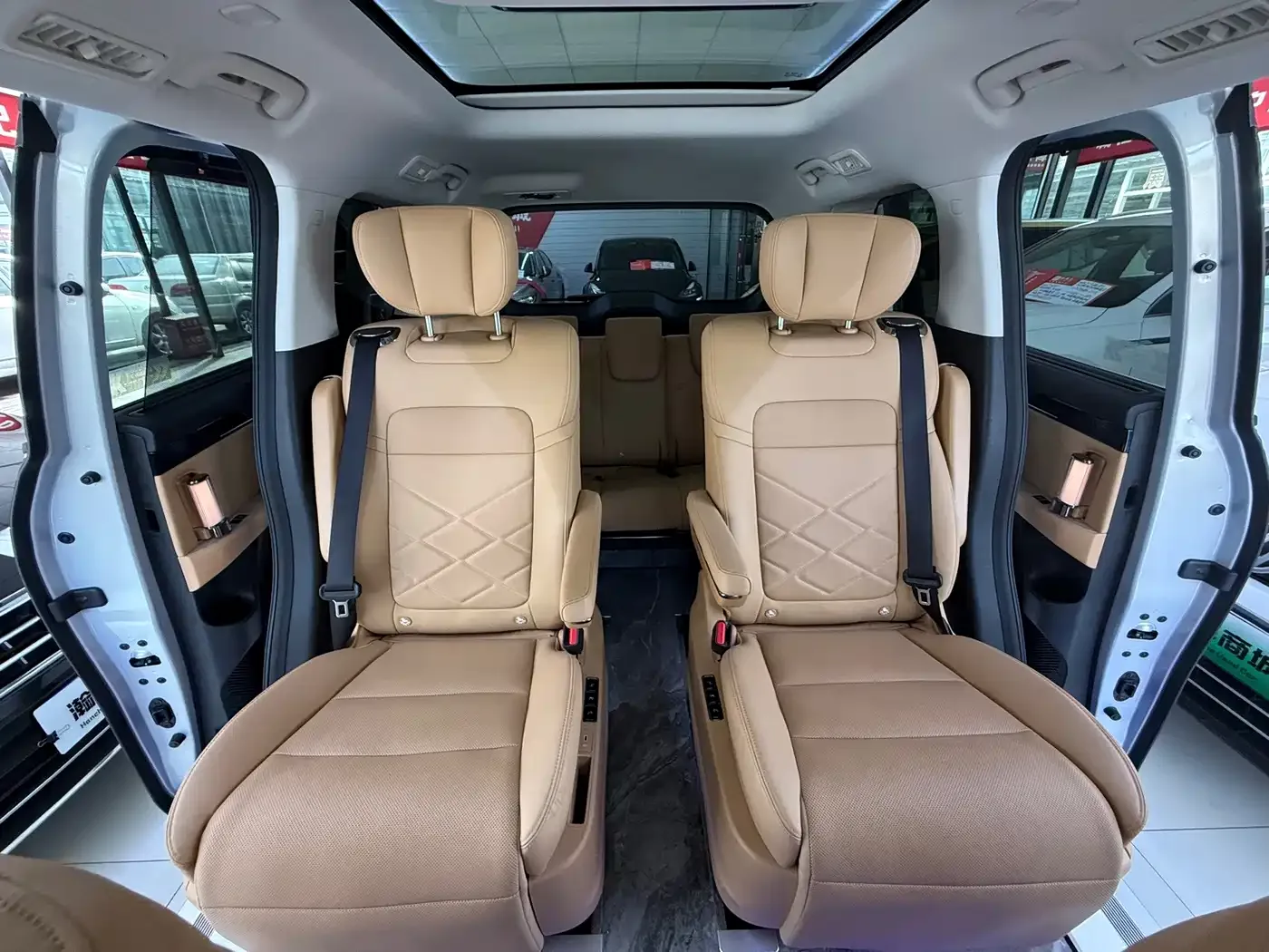 GAC Trumpchi Trumpchi E8 NEV 2024 150km Soaring Glory+ — Фото автомобиля 12