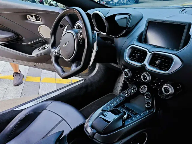 Aston Martin V8 Vantage — Фото автомобиля 12