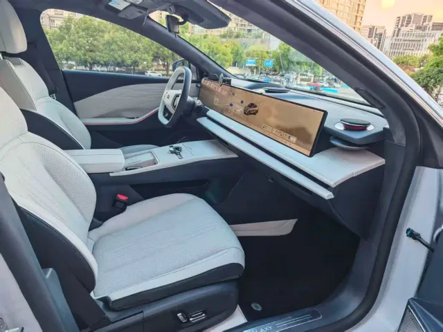 Geely Galaxy E8 — Фото автомобиля 13