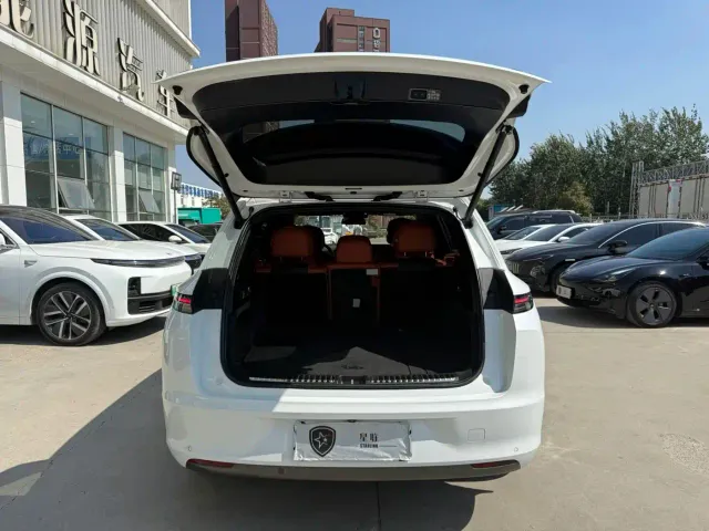 Li Auto L7 — Фото автомобиля 8