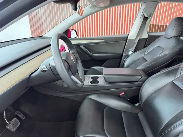 Tesla Model Y — Фото автомобиля 14