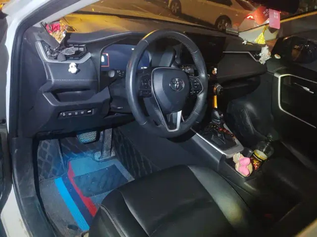 Toyota RAV4 — Фото автомобиля 8