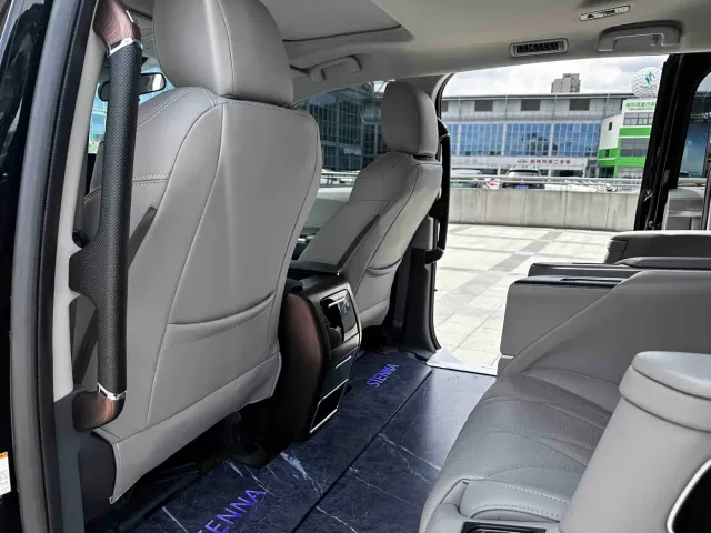 Toyota Sienna — Фото автомобиля 13