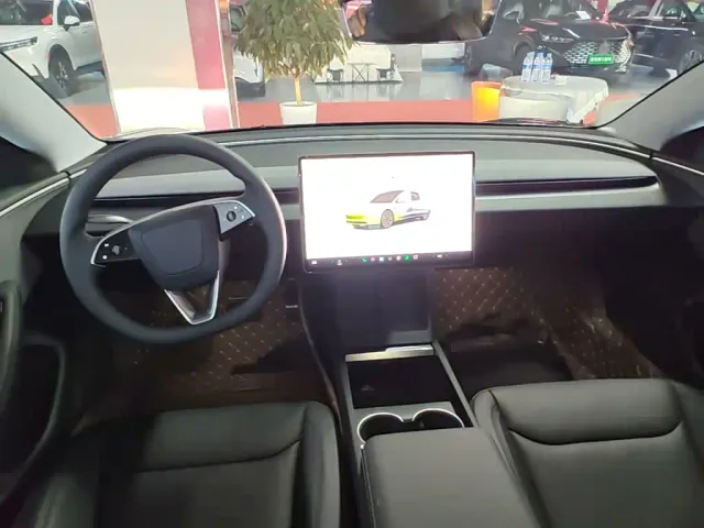Tesla Model 3 — Фото автомобиля 9