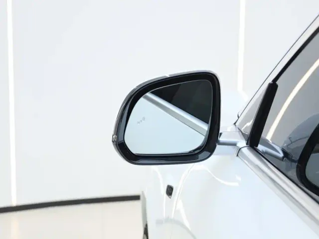 Li Auto L8 — Фото автомобиля 17