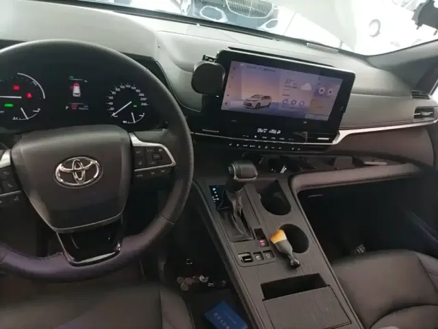Toyota Sienna — Фото автомобиля 9
