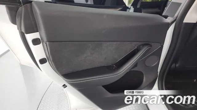 Tesla Model Y — Фото автомобиля 19