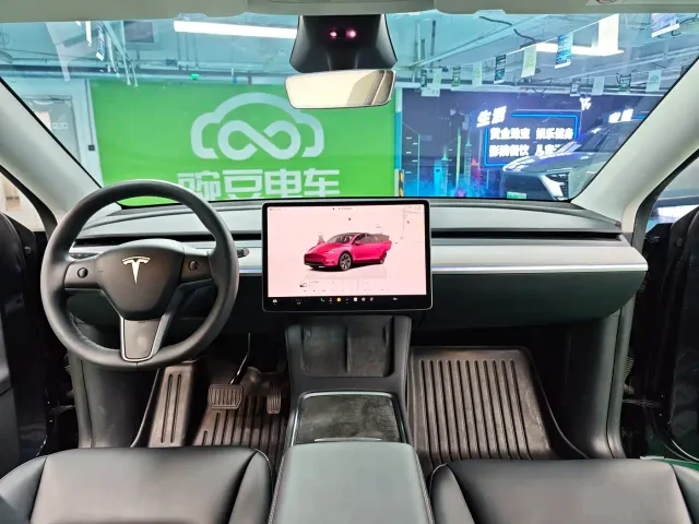 Tesla Model Y — Фото автомобиля 13