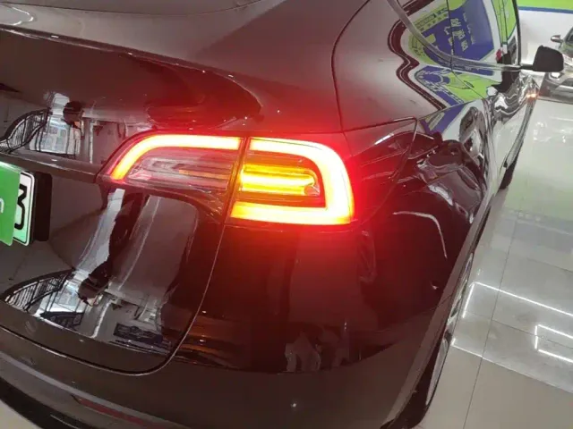Tesla Model Y — Фото автомобиля 23