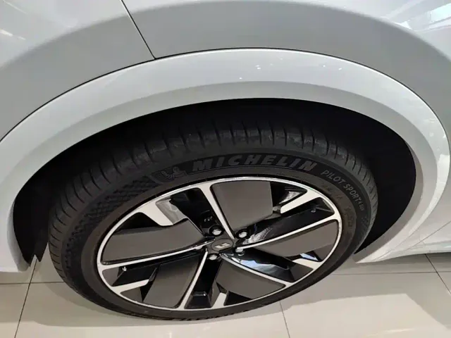 Li Auto L7 — Фото автомобиля 22
