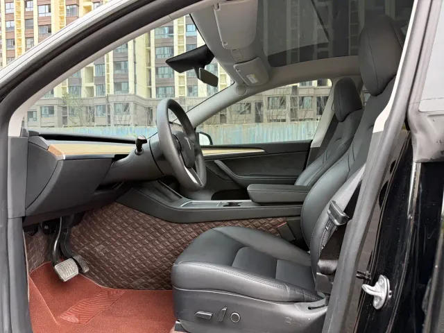 Tesla Model Y — Фото автомобиля 5