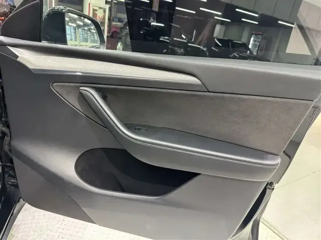 Tesla Model Y — Фото автомобиля 26