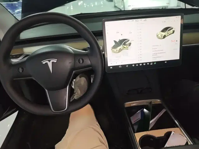 Tesla Model 3 — Фото автомобиля 9