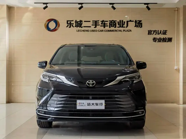 Toyota Sienna — Фото автомобиля 2