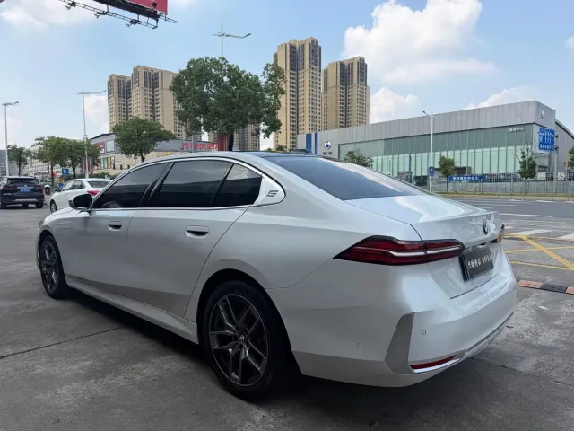 BMW 5 Series — Фото автомобиля 13
