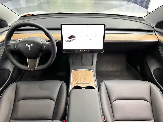 Tesla Model 3 — Фото автомобиля 14