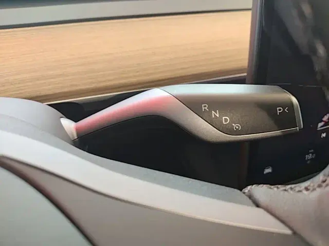 Tesla Model Y — Фото автомобиля 13