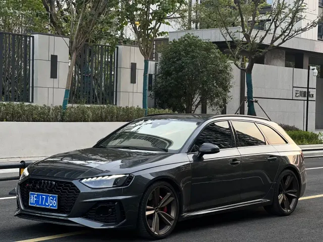 Фотография автомобиля — Audi RS 4