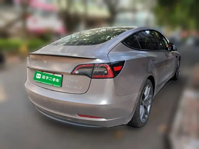 Tesla Model 3 — Фото автомобиля 4