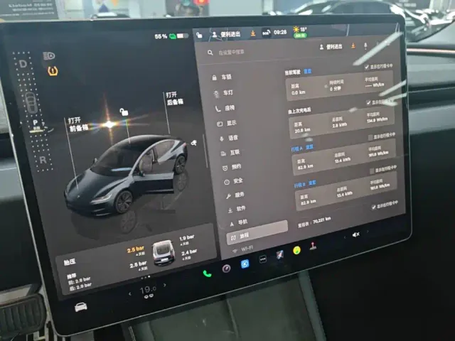 Tesla Model 3 — Фото автомобиля 12