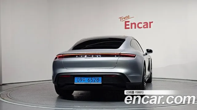 Porsche Taycan — Фото автомобиля 4
