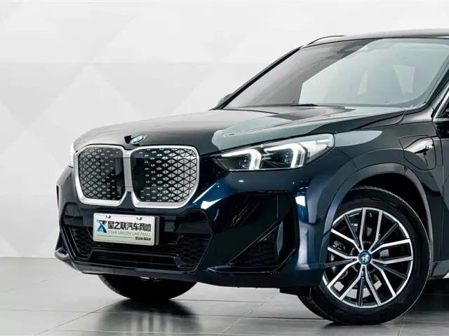 BMW iX1 — Фото автомобиля 3