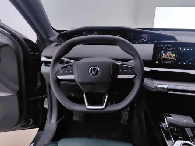 Changan Changan UNI-V iDD 2024 Blue Whale Smart iDD 136km Smart Cool — Фото автомобиля 15