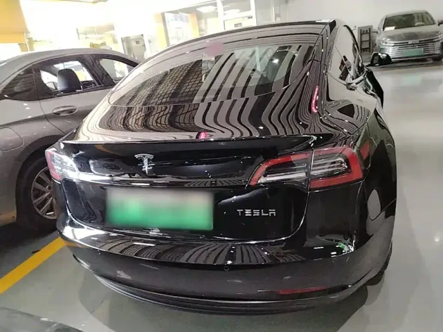 Tesla Model 3 — Фото автомобиля 5