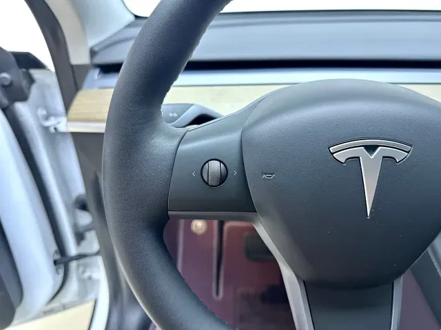 Tesla Model Y — Фото автомобиля 13