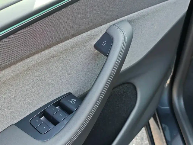 Tesla Model Y — Фото автомобиля 11