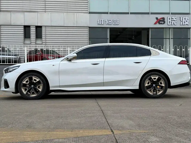 BMW 5 Series — Фото автомобиля 2