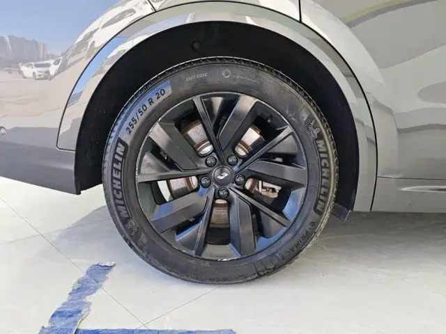 Li Auto L8 — Фото автомобиля 6