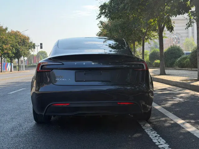 Tesla Model 3 — Фото автомобиля 11