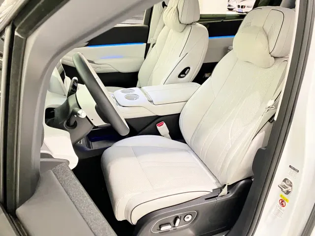 Xpeng X9 — Фото автомобиля 11