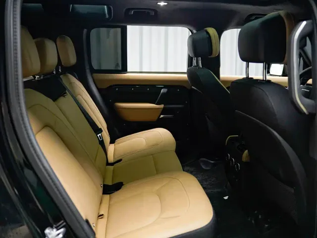 Land Rover Defender — Фото автомобиля 16