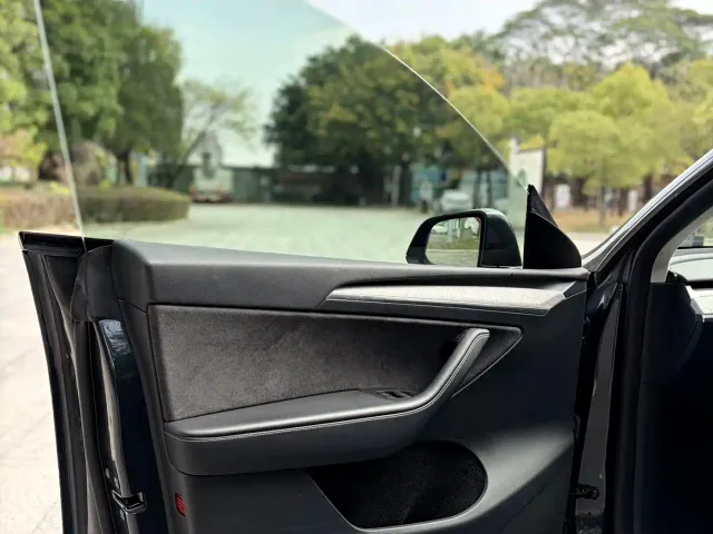 Tesla Model Y — Фото автомобиля 12