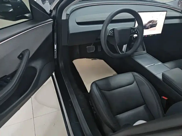 Tesla Model 3 — Фото автомобиля 15