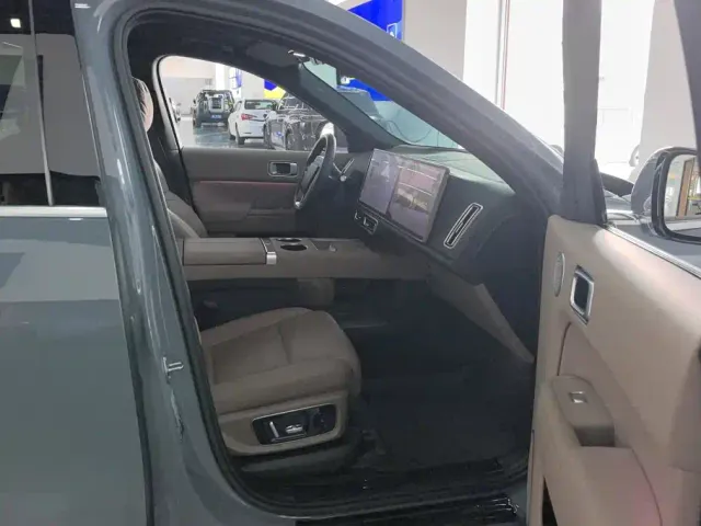 Li Auto L8 — Фото автомобиля 8