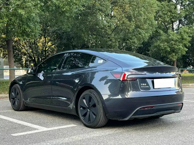 Tesla Model 3 — Фото автомобиля 7