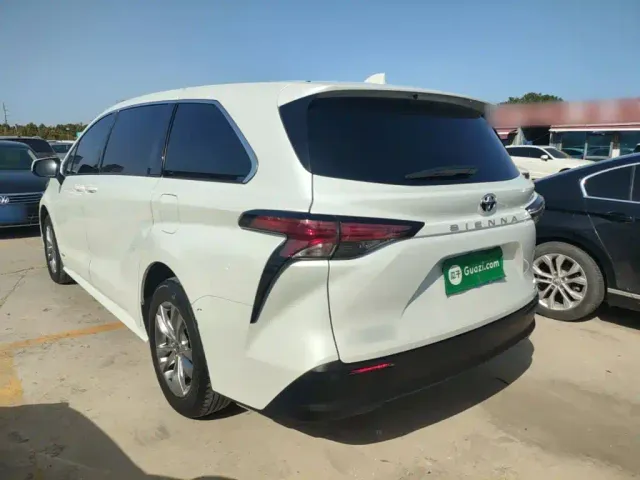 Toyota Sienna — Фото автомобиля 4