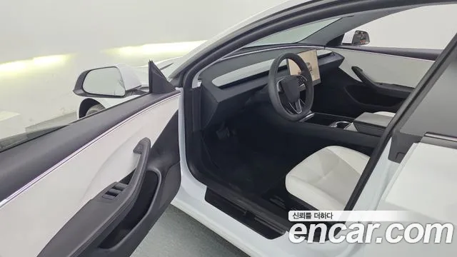 Tesla Model 3 — Фото автомобиля 10