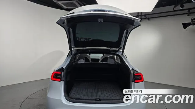 Tesla Model Y — Фото автомобиля 24